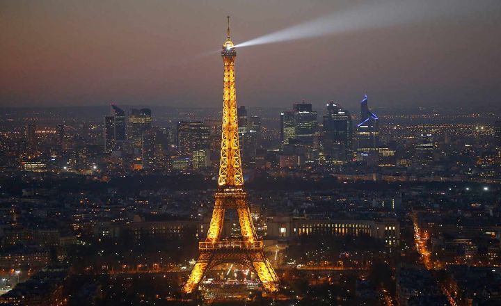 What Time Does the Eiffel Tower Light Up? Sparkle Times & Info